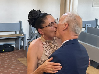 Hochzeitspaar küsst sich