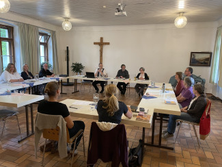 Sitzung des Kirchenvorstands mit Dekan Jochen Wilde im Gemeindesaal in Ortenburg