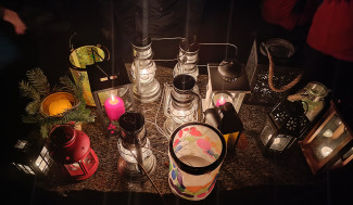 Verschiedene Laternen auf einen Tisch