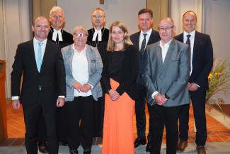 Das Leitungsteam der Diakonie Südostbayern vor dem Altar der St. Matthäuskirche in Passau