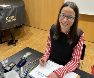 Hannah Brinkmann signiert ihre Bücher