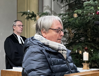 Sabine Aschenbrenner bei der Lesung. Im Hintergrund Dekan Jochen Wilde.