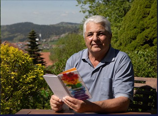 Haselbeck mit Buch in der Natur