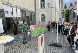 Pfarrerin Sonja Sibbor-Heißmann eröffnet den KUnstaktionstag vor dem Evangelischen Zentrum.