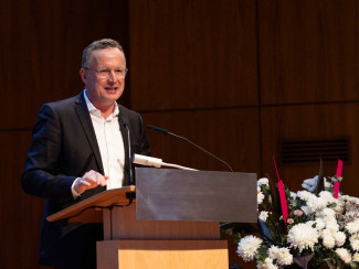 Landesbischof Christian Kopp spendet den Reisesegen