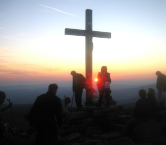 Gipfelkreuz des Lusen in Abendstimmung