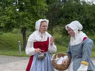 Zwei Mägde in historischem Gewand