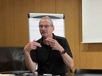 Pfarrer Uwe Markert erzählt mit Händen und Füßen