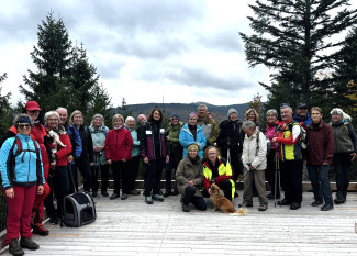 Pilgergruppe auf der Aussichtsplattform Wistlberg mit Blick auf den Lusen.