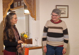 Pfarrerin Seidl überreicht Barbara Frank ein Dankeschön-Geschenk.