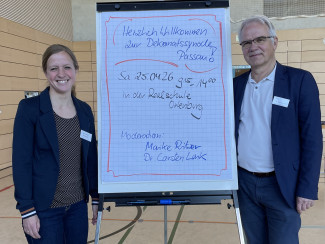 Die Moderator:innen mit Flipchart