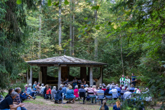 Gottesdienst am Pavillion des Waldspielgeländes