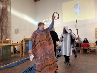Biblische Szene gespielt von Sabine Schuindler als Mirjam