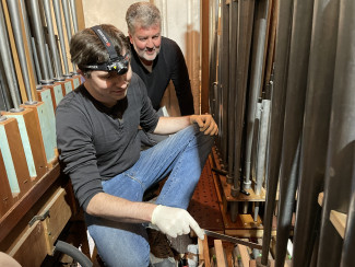Orgelbauer Fruth und Kantor Franz zwischen den Orgelpfeifen
