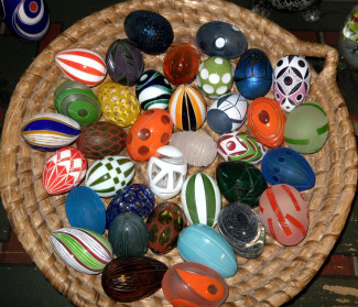 Korb mit bunten Ostereiern aus Glas