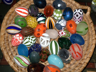 Korb mit buntzen Ostereiern aus Glas