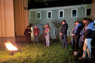 Osterfeuer im Kirchgarten der Stadtpfarrkirche Passau St. Matthäus