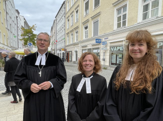 Dekan Wilde, Dekanin Mikšíková und Pfarrerin Sasse mit der Fuzo im  Hintergund