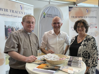 Die Pfarrer:innen am Stand der Kirche