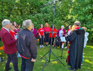 Die Gospel-Singers im Pfarrgarten