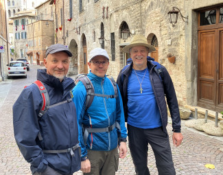 Drei Pilger in einer italienischen Kleinstadt