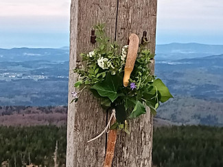 Pilgerstab lehnt am Gipfelkreuz des Lusen