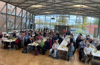 Die Synodal:innen im Plenum