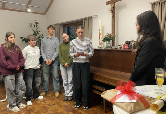 Die Konfiteamer nehmen Abschied von Pfarrerin Popp