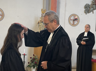 Segnung von Pfarrerin Popp durch Dekan Wilde