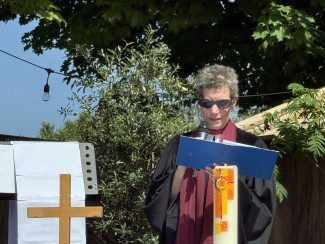 Pfarrerin Kuschel bei der Predigt