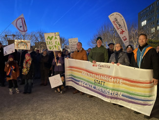 Teilnehmergruppe mit Transparent