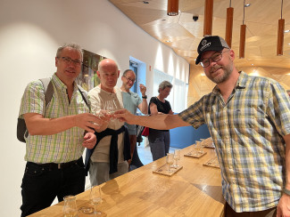 Stefan Penninger, Dekan Jochen Wilde und Thomas Plesch stossen mit einem Gläschen Marillenbrand an.