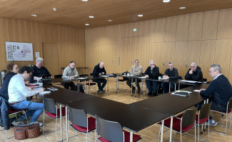 Bei der Regionalkonferenz im Evangelischen Zentrum in Passau sitzen die Teilnehmer:innen zusammen unsd diskutieren..