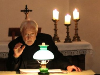 Karl-Heinz Reimeier liest in der Kirche