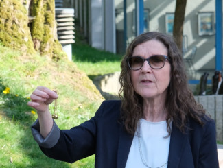 Erlebnisführerin Schlögl zeigt ein heimliches Geläut