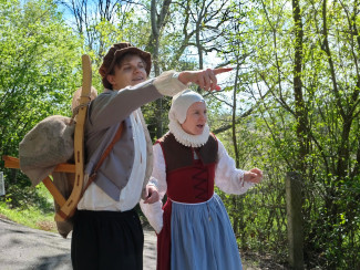 Eine Bibelschmuggler zeigt einer Pilgerin den Weg