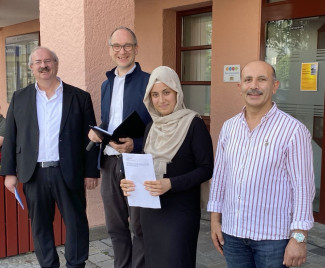 Bekir Yilmaz und seine Nichte Hayda Yilmaz, Pfarrer Thomas Weinmair, Stadtpfarrer Egon Dirscherl stehen auf dem Stadtplastz Eggenfelden