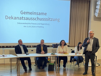 Die drei Dekan:innen beantworten Fragen. Dr. Carsten Lenk moderiert das Gespräch.