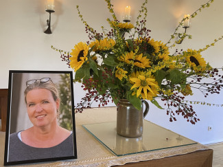 Neben einem Sonnenblumenstrauß das Trauerfoto von Sonja Schuster auf dem Altar