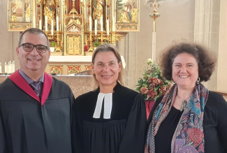 Olivber Weindel , Ursula Schwager und Helene Sondermaier in der katholischen Stadtpfarrkirche Eggenfelden. Im Hintergrund ist das Altartbild zu erkennen.