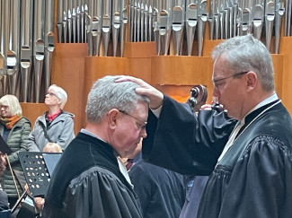 Dekan Wilde segnet Pfarrer Stapfer durch Handauflegung.