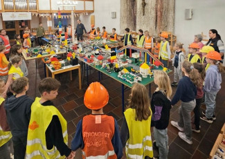 Die Kinder bilden einen Segenskreis