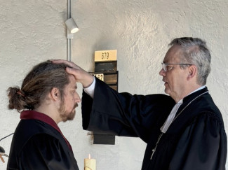 Dekan Wilde segnet den Lektor Michael Schießl