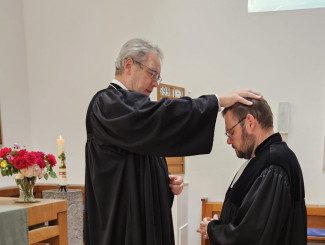 Dekan Wilde segnet Pfarrer Menzl