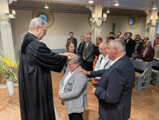 Dekan Wilde segnet Sabine Asachenbrenner mit Handauflegung. Es assistieren Dekan i.R. Wolfgang Bub, Roland Kronschnabl und Barbara Treitlinger