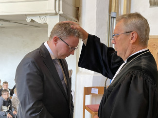 Dekan Wilde segnet mit Handauflegung Jochen Schweitzer in der Marktkirche