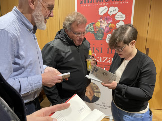 Kerstin Schweiger signiert Bücher im stehen