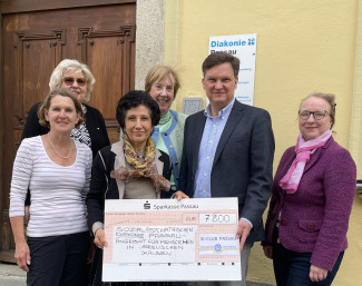 Spendenübergabe vor dem Diakonischen Werk Passau