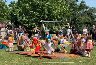Tobende Kinder im Garten der evangelischen Kita Pfarrkirchen.