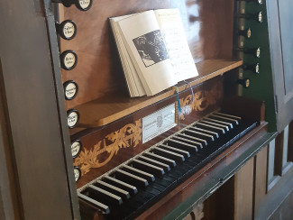 Spielschrank der Ehrlich-Orgel in Steinkirchen